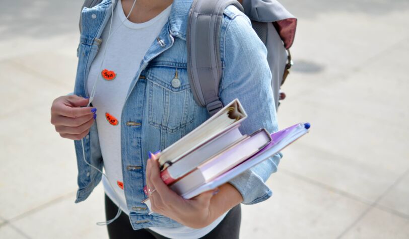 Schülerin mit Büchern