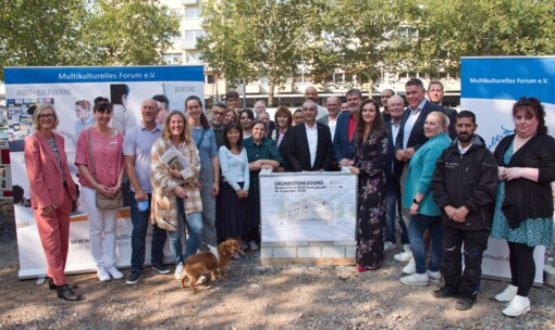 Gruppenfoto mit Vertreterinnen undn Vertretern aus Wirtschaft Politik und Zivilgesellschaft