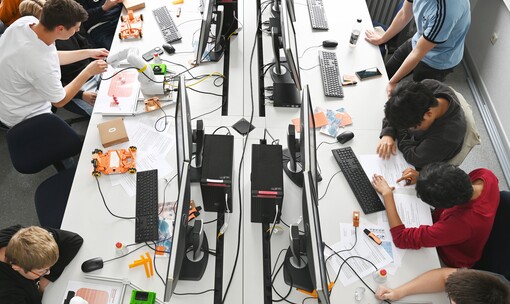 Die Schüler*innen lernten beim Workshop unter anderem einen Roboterarm zu programmieren.