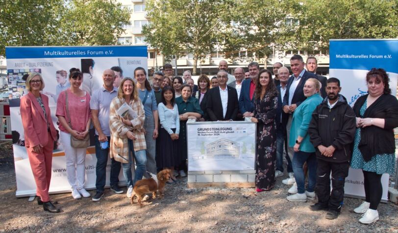 Gruppenfoto mit Vertreterinnen undn Vertretern aus Wirtschaft Politik und Zivilgesellschaft