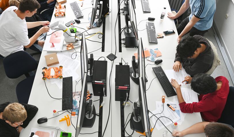 Die Schüler*innen lernten beim Workshop unter anderem einen Roboterarm zu programmieren.