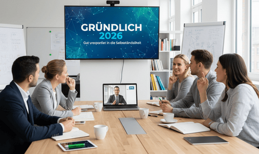 Einige Menschen sitzen am Tisch gemeinsam vor einem Laptop und folgen einer Videokonferenz