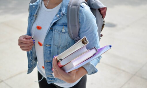 Schülerin mit Büchern