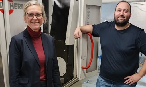 Sylvia Tiews, Geschäftsführerin der Wirtschaftsförderung und des Technologiezentrums und Ibrahim Öztas, CEO der Phoenix Maschinenbau